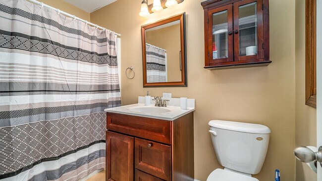 Building Photo - 886 Arthur Dr