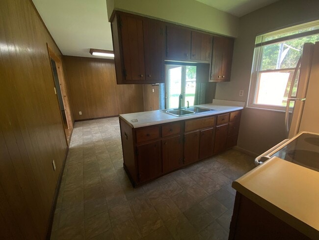 Building Photo - 3 Bedroom, 2 Bathroom Home on Bloomington's Westside