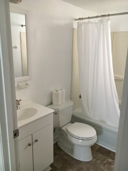 Building Photo - 2116 Kemper Ln