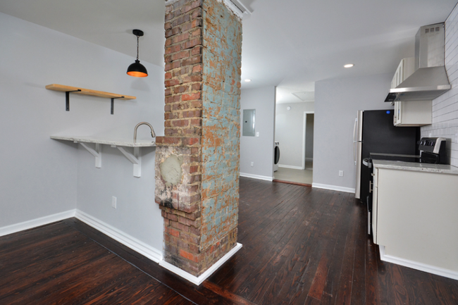 Building Photo - Charming One Bedroom Duplex