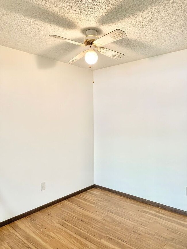 Building Photo - Large Two-Bedroom Apartment with Private H...