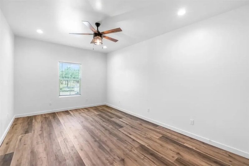 Building Photo - 1540 W Long