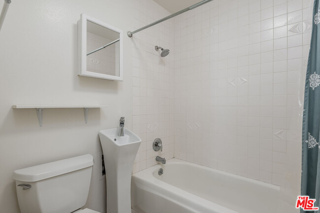 Building Photo - 5139 Balboa Blvd