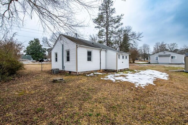 Building Photo - Cozy 2/1 with large backyard