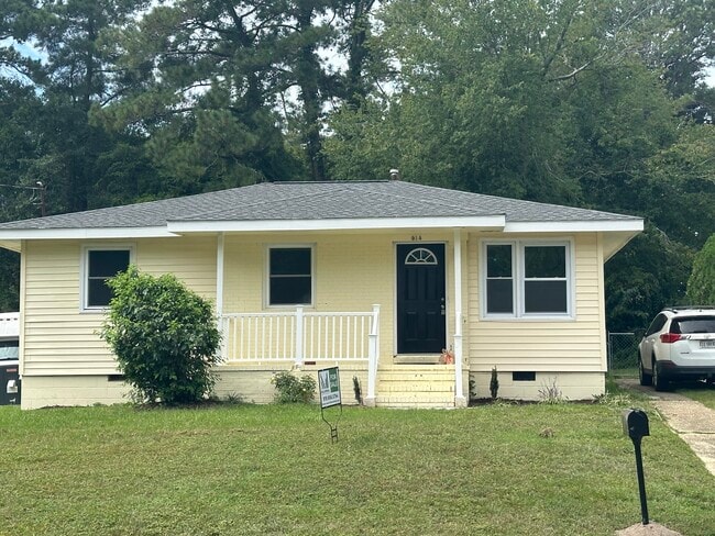 Building Photo - 914 Fleetwood Dr