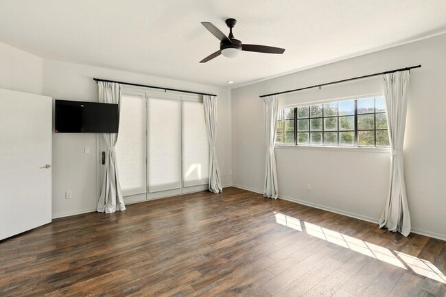 Building Photo - 2805 Aurora