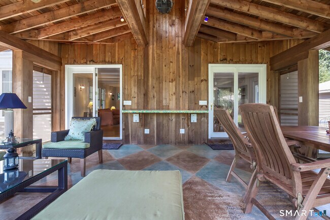 Building Photo - 116 Overshore Dr E