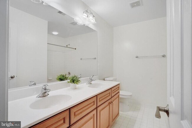 Building Photo - 4684 Carisbrooke Ln
