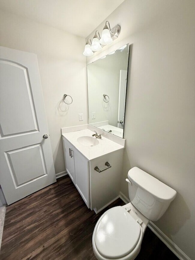 Building Photo - Two bedroom, 2.5 bath townhome in Whitsett