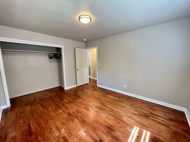 Building Photo - Updated 4 bed 2 bath house!