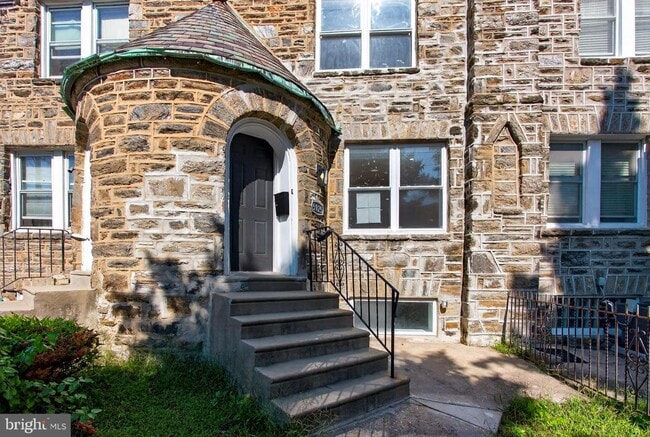 Building Photo - 5925 Woodcrest Ave