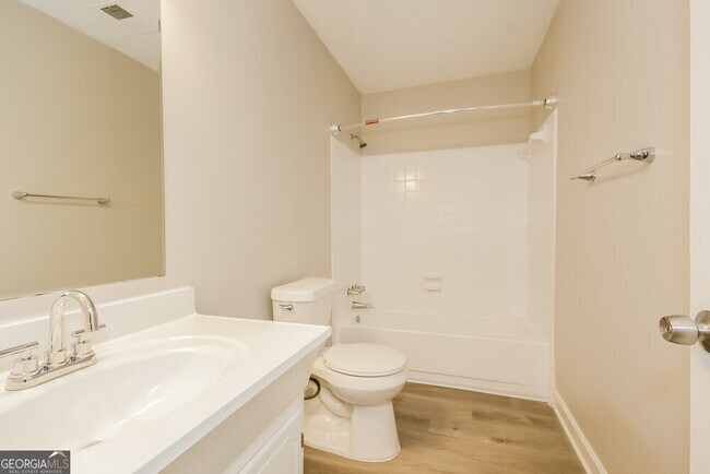 Building Photo - 440 Creekside Ct