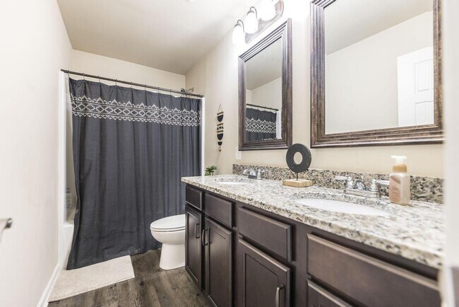Building Photo - "Spacious 4-Bedroom Home with Granite Coun...