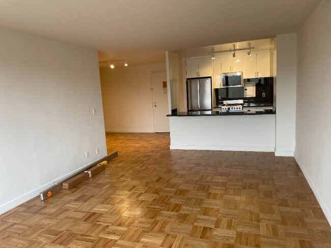 Building Photo - 600 W 246th St