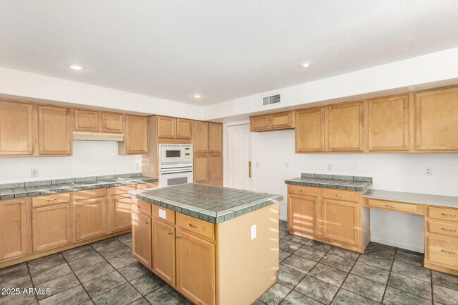 Building Photo - 7834 W Kerry Ln