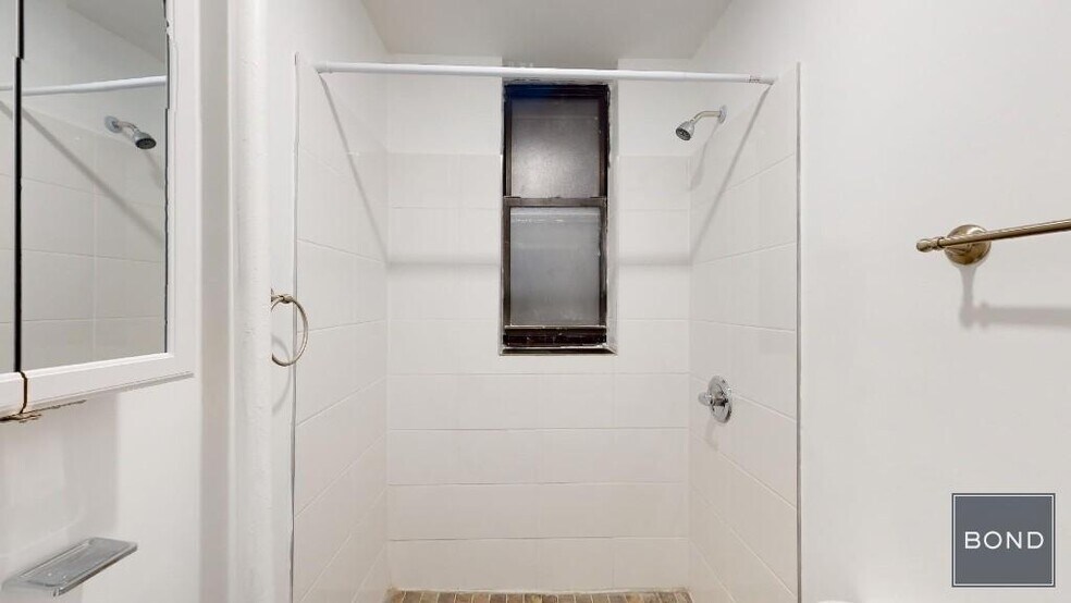 Building Photo - 139 W 28th St