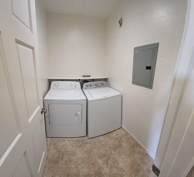 Building Photo - LOCATION-CLOSE PROXIMITY TO POLY CAMPUS