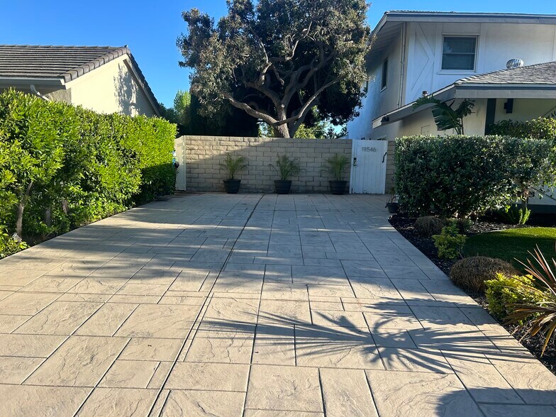 Driveway - 19548 Los Alimos St