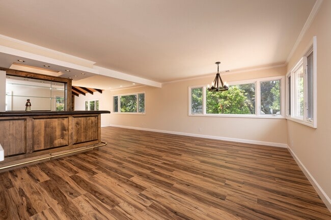 Building Photo - 1394 Manzanita Dr
