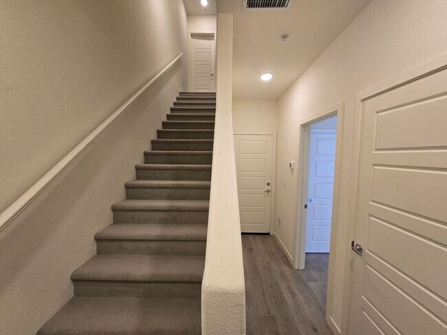 Building Photo - New Modern Fully Furnished Three-Story Townhome Near the Truckee River