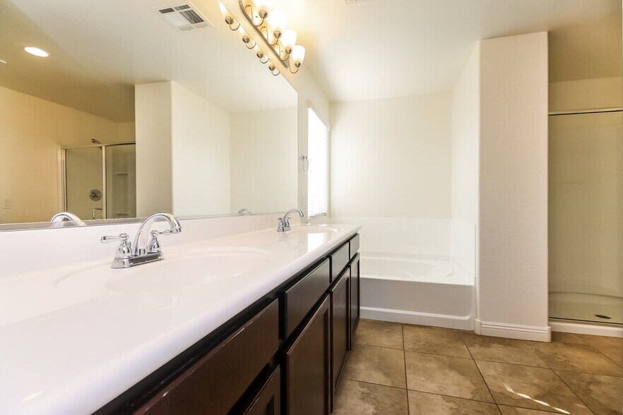 Building Photo - 5535 E June St