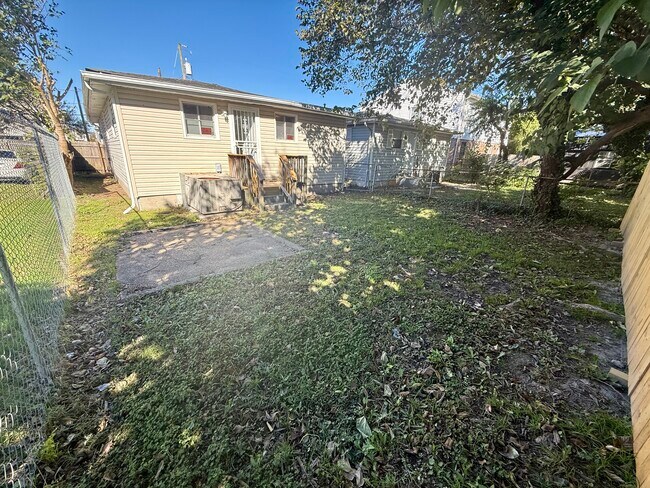 Building Photo - 1724 Selden Ave