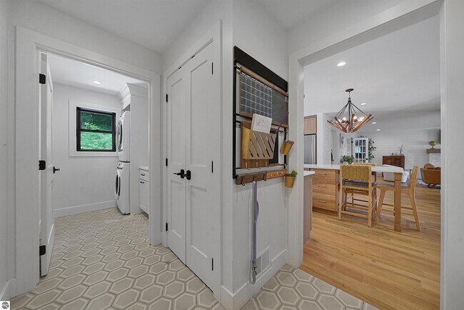 Building Photo - 7320 Peninsula Dr