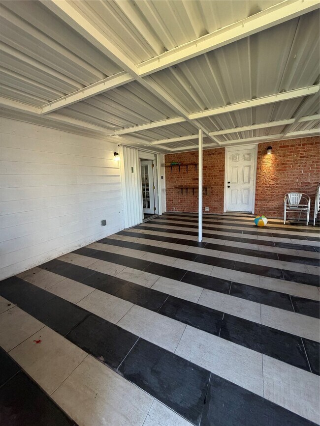 Building Photo - 2806 Pine St