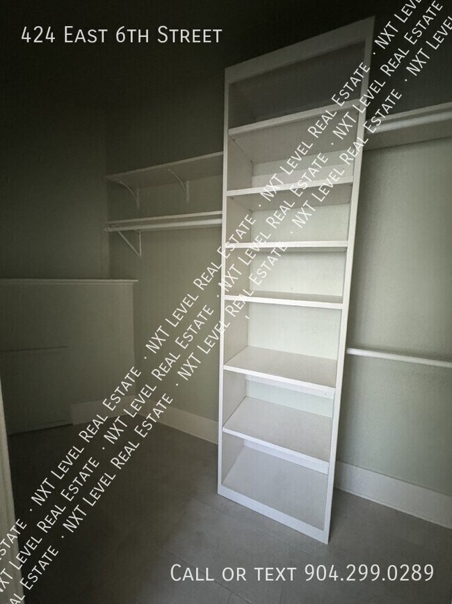 Building Photo - 424 E 6th St