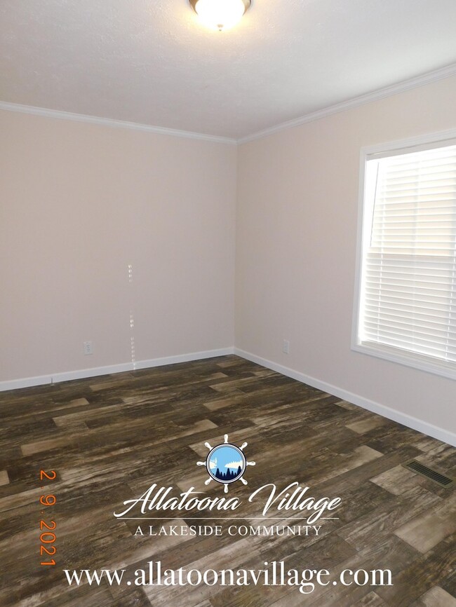 Building Photo - Lake Allatoona Living and 1 mile from Down...