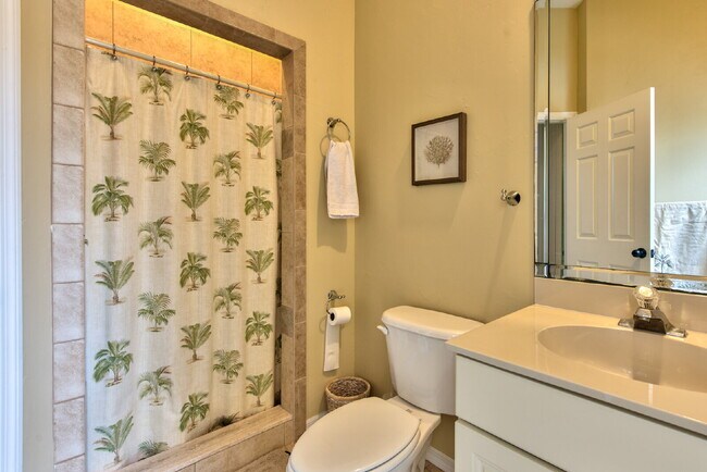 Building Photo - Queens Park - Pool home with a separate ca...