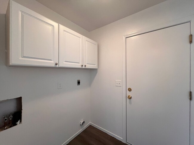 Building Photo - Cute Home in Donner Trail Estates.