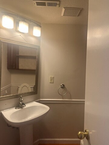 Building Photo - Spectacular 3 bed 2.5 bath Tracy Home