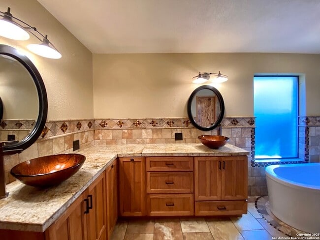 Building Photo - 8911 Shady Leaf