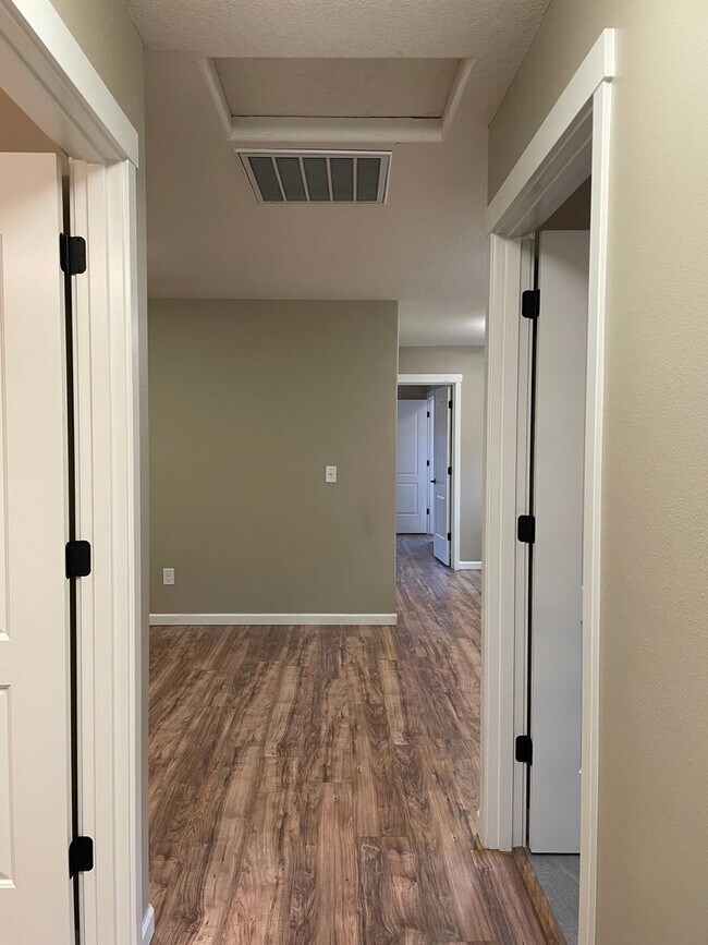 Building Photo - Spacious 3 Bedroom Home with Fenced Yard, Patio, and 2-Car Garage Near Mill Plain.