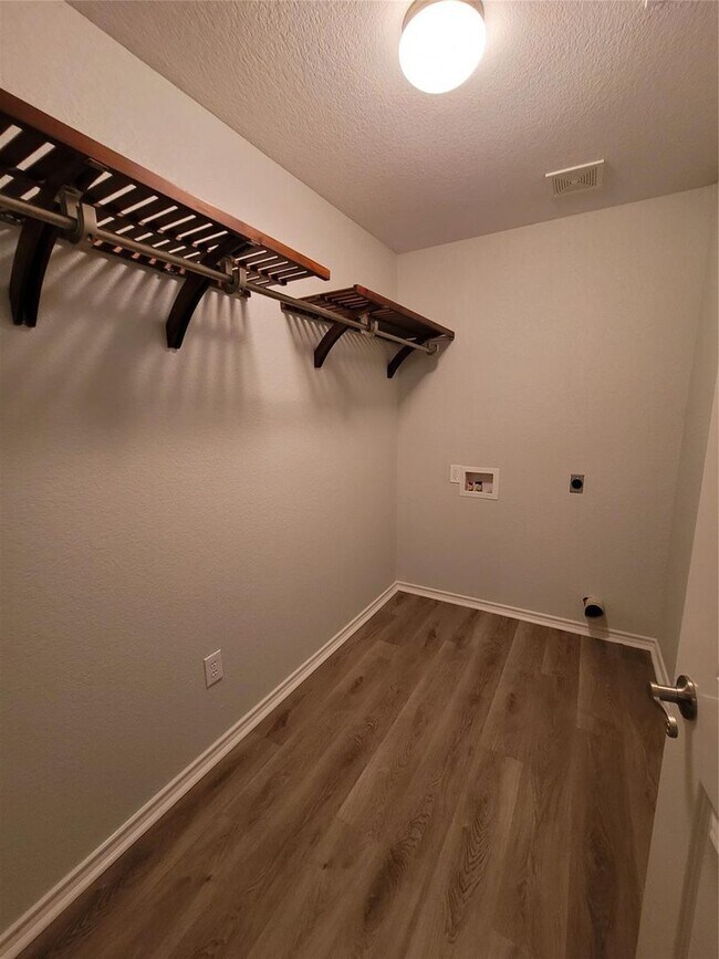 Building Photo - 3 BR/2BA | Single Family Home with large lot | 2-Car Garage | Large fenced backyard