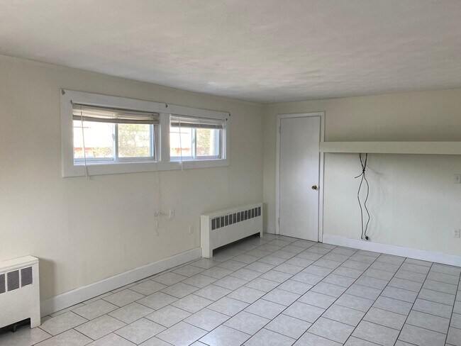 Building Photo - 320 Main St