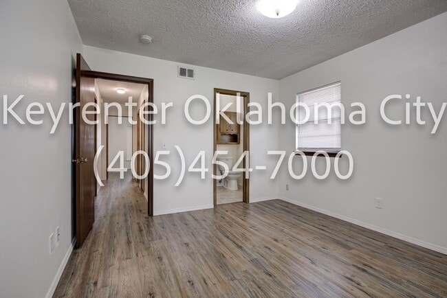 Building Photo - Massive 3BD/2BTH Home Minutes from the Highway.