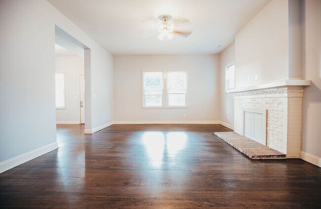 Building Photo - Stunning single family home near MSU campu...