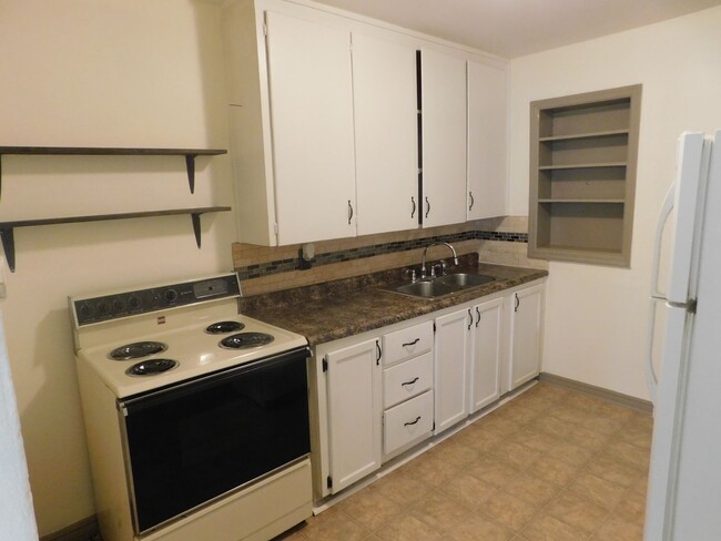 Building Photo - 2 bedroom, 1 bathroom duplex located in Au...