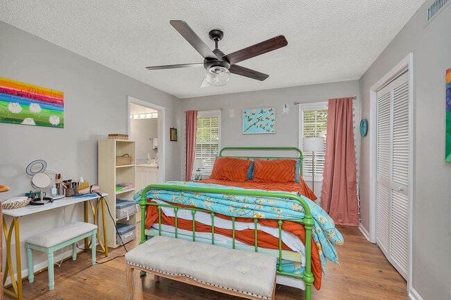 Building Photo - 132 S Island Square Dr