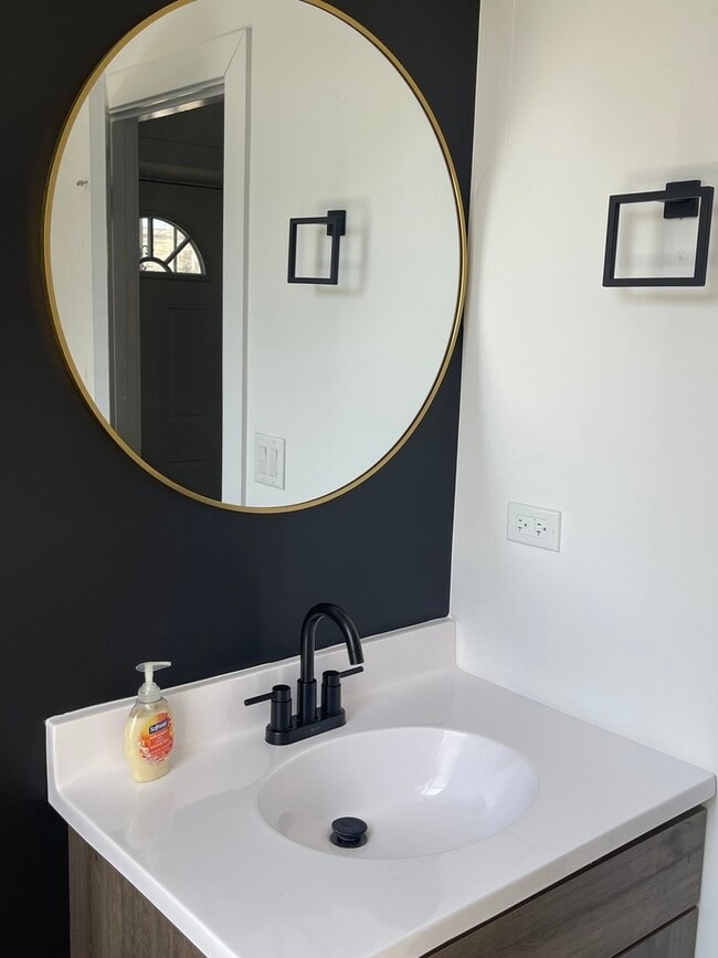 Building Photo - 5531 S May St