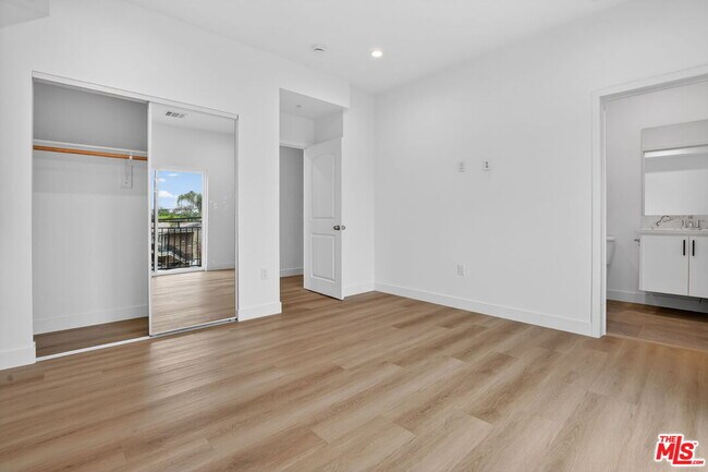 Building Photo - 11446 Oxnard St