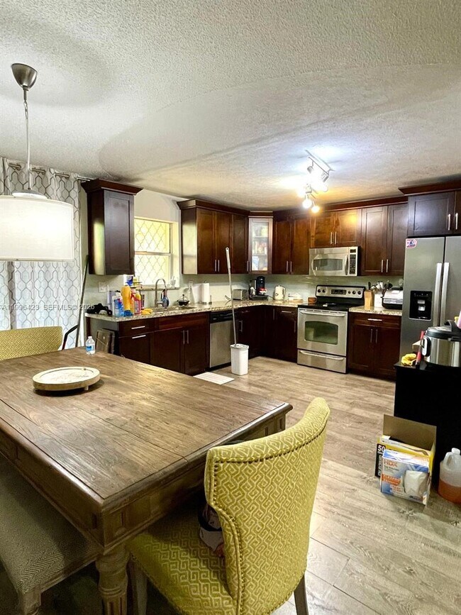 Building Photo - 8423 SW 137th Ave