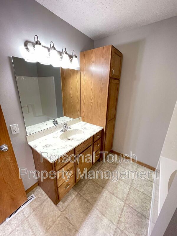 Building Photo - 2510 Amber Valley Ct S