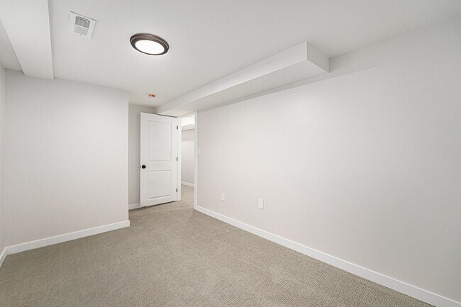 Building Photo - Spacious 6-Bed 3-Bath Home in Federal Heig...