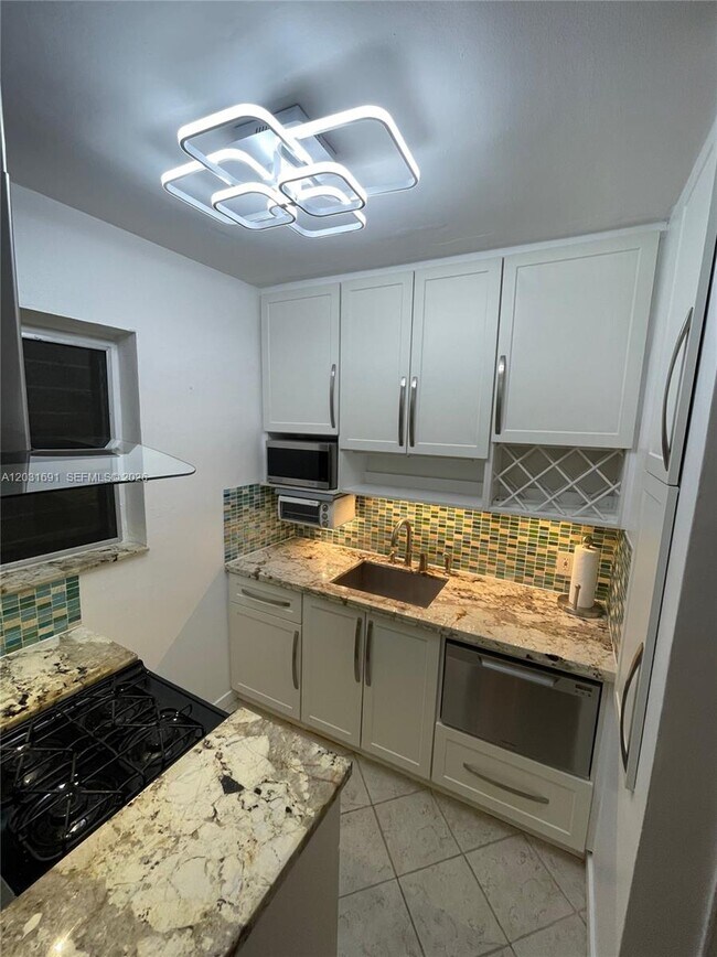 Building Photo - 4740 Pine Tree Dr