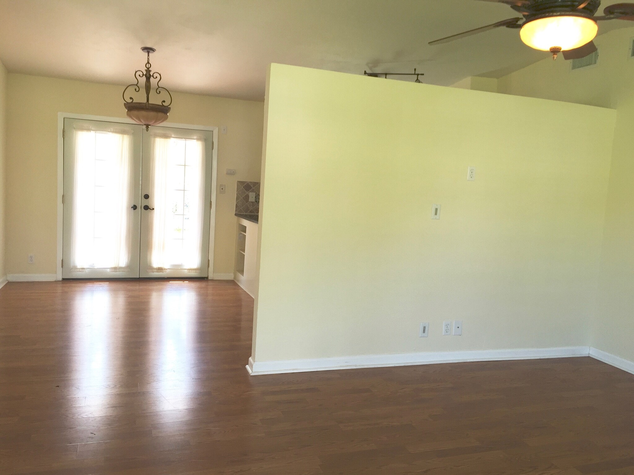 Building Photo - 1405 Green Forest Dr