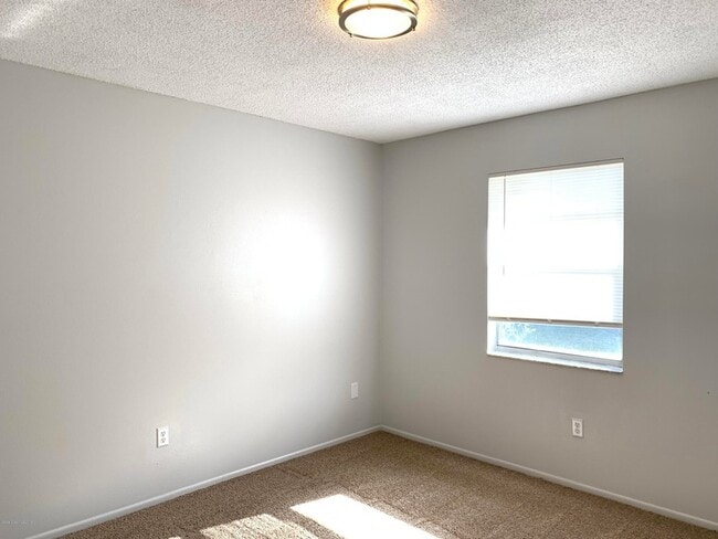 Building Photo - 609 Croton Rd