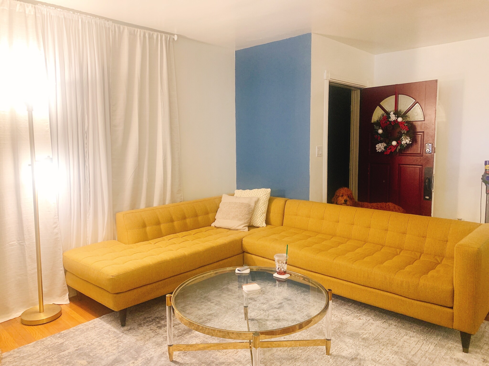 Living room - 3943 Ingraham St